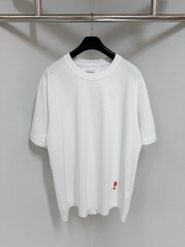 T-shirt bianca casuale con dettaglio rosso, confortevole e dallo stile semplice e versatile.