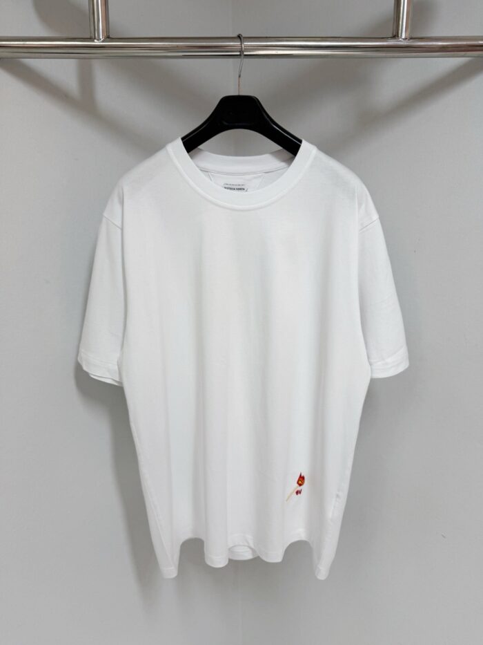 T-shirt bianca casuale con dettaglio rosso, confortevole e dallo stile semplice e versatile.
