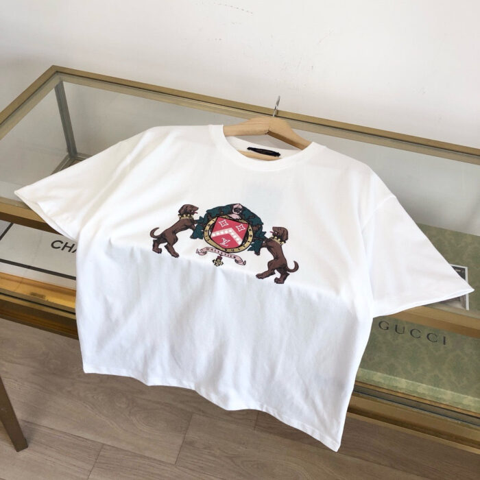 T-shirt bianco con logo colorato, cane stilizzato e dettagli eleganti su sfondo minimalista.