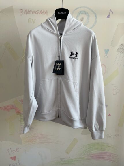 Felpa bianca Under Armour con cappuccio, zip e logo nero, ideale per sport e casual.