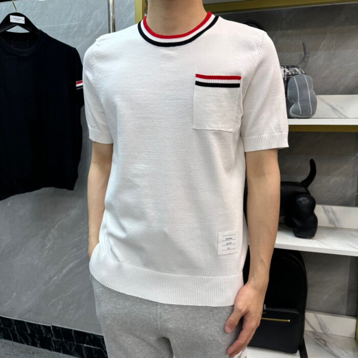 Maglione bianco moderno con dettagli a righe e tasca, stile casual e chic.