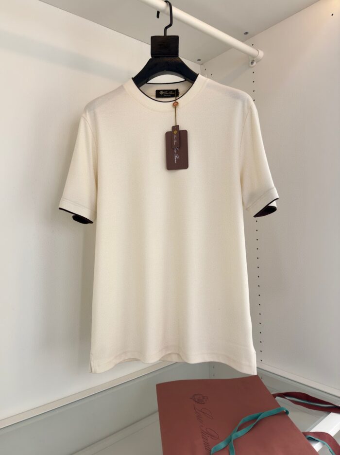 Camicia bianca con polsini neri, tessuto morbido, stile elegante e versatile per ogni occasione.