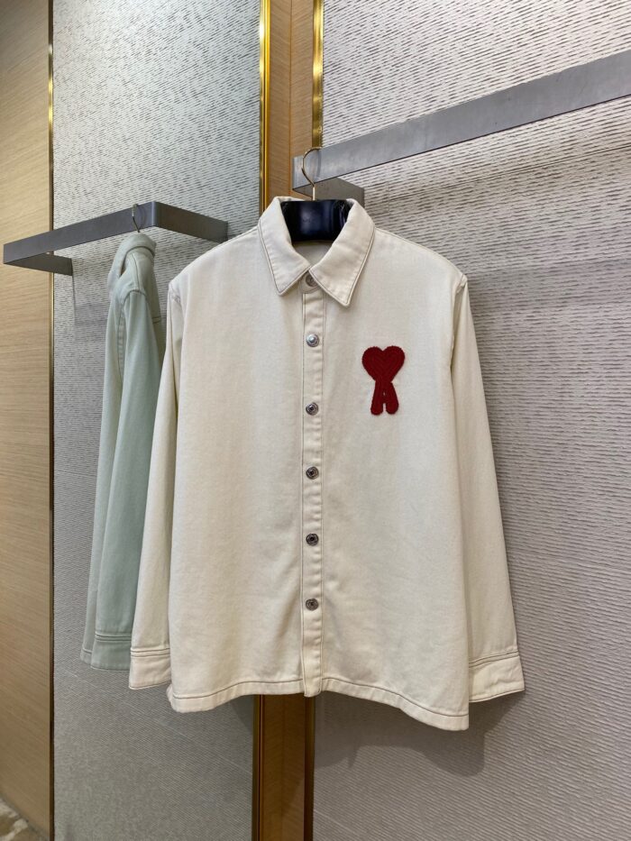 Camicia beige con cuore rosso ricamato, stile casual e raffinato, perfetta per ogni occasione.