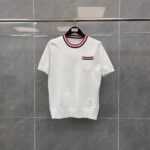 Camicia bianca casual con colletto a strisce e tasca, stile elegante e moderno.