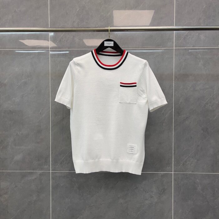 Camicia bianca casual con colletto a strisce e tasca, stile elegante e moderno.