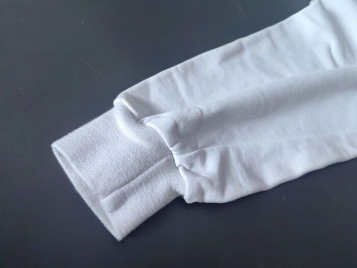 Polsino elastico in cotone chiaro, stile casual e comfort quotidiano.