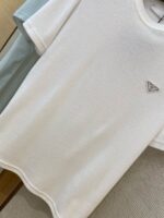 T-shirt bianca casual con logo, ideale per look versatili e combinazioni eleganti.