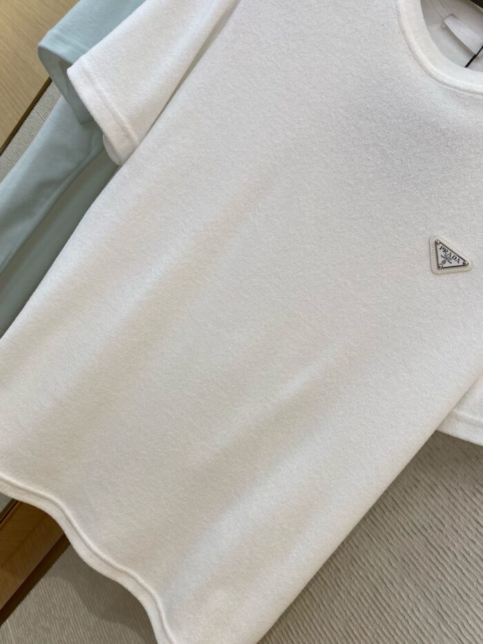 T-shirt bianca casual con logo, ideale per look versatili e combinazioni eleganti.