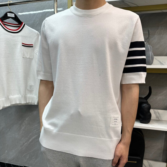 T-shirt bianca casual con stripes nere su manica, stile sportivo e look versatile.