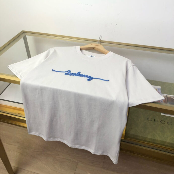 T-shirt bianca casual con ricamo Burberry, stile luxury, moda streetwear elegante e di tendenza.