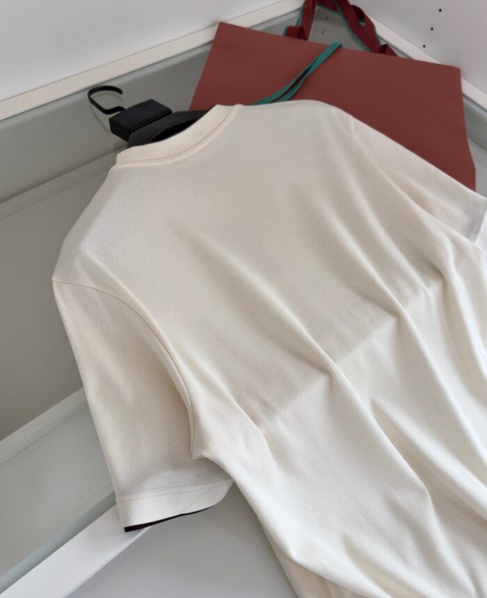 T-shirt bianca casual con borsa marrone elegante, stile minimalista e look versatile.