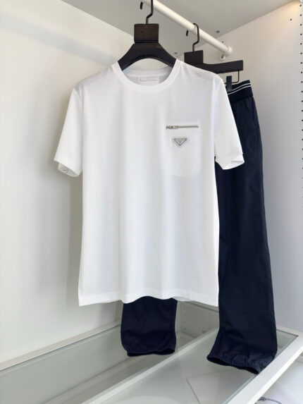 Outfit casual con T-shirt bianca e pantaloni navy, stile semplice ed elegante.