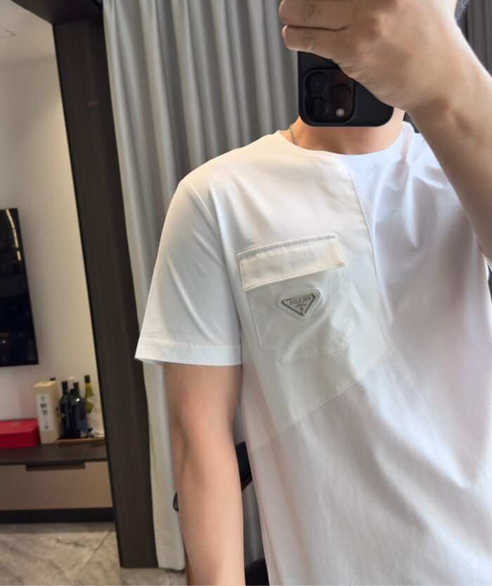 Maglietta bianca con logo a diamante, stile casual e moderno, perfetta per il look quotidiano.