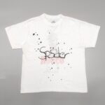 T-shirt bianco casual con grafica Spider e stelle in stile giovane e vivace.