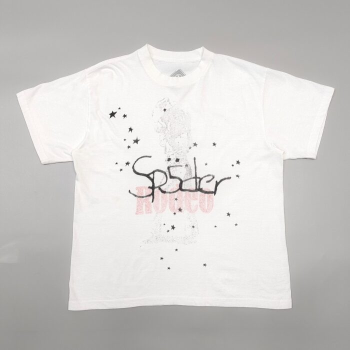 T-shirt bianco casual con grafica Spider e stelle in stile giovane e vivace.