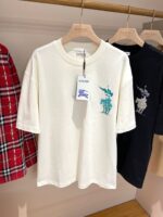 T-shirt bianca casual con grafica unicorno turquoise, stile moderno e comfort versatile.