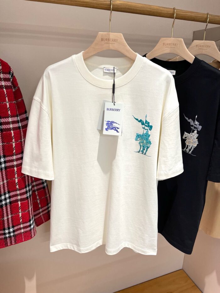 T-shirt bianca casual con grafica unicorno turquoise, stile moderno e comfort versatile.