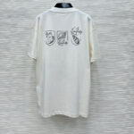 T-shirt bianca con grafici naturali e cuore minimalista, stile casual ed elegante.