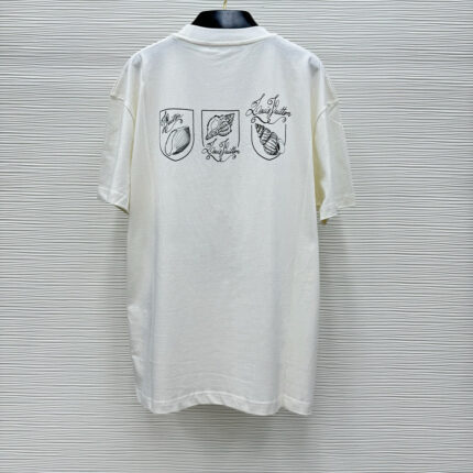 T-shirt bianca con grafici naturali e cuore minimalista, stile casual ed elegante.