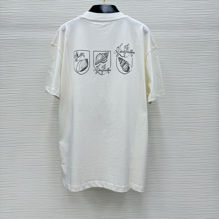 T-shirt bianca con grafici naturali e cuore minimalista, stile casual ed elegante.