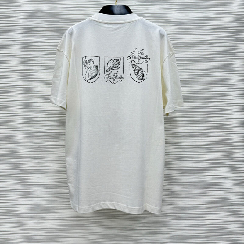 T-shirt bianca con grafici naturali e cuore minimalista, stile casual ed elegante.