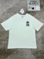 T-shirt bianco con grafica spiaggia, tramonto e palme, stile casual e fresco.