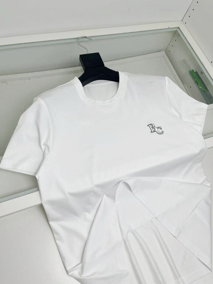Maglietta bianca básica con logo ricamato, stile casual e versatile per ogni occasione.