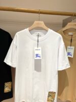 T-shirt bianca casual con dettagli trapuntati, disponibile in nero e beige, stile versatile ed elegante.