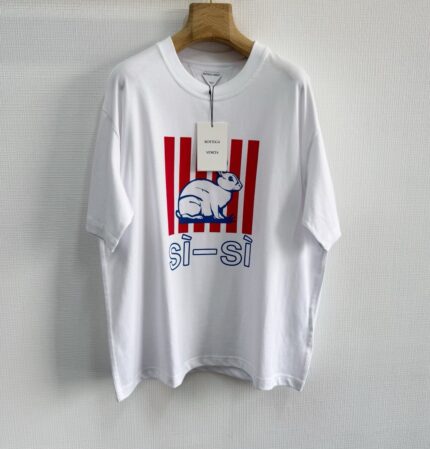 T-shirt bianco casual con grafica di coniglio e righe rosse, stile giovanile e divertente.