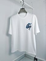T-shirt bianca con grafica moderna di serpente colorato, perfetta per uno stile casual e trendy.