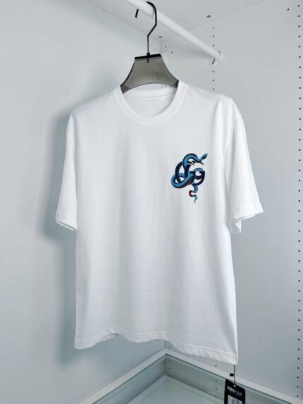 T-shirt bianca con grafica moderna di serpente colorato, perfetta per uno stile casual e trendy.