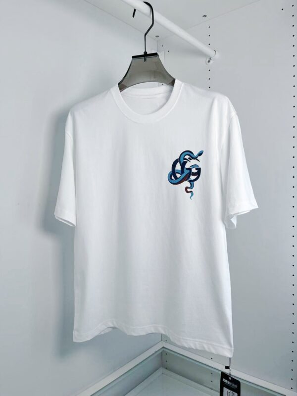 T-shirt bianca con grafica moderna di serpente colorato, perfetta per uno stile casual e trendy.