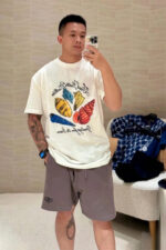 Ragazzo giovane in stile casual e confortevole con t-shirt colorata e ambiente rilassante.
