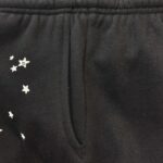 Pantaloni casual con stelle bianche, tasca funzionale e vita elasticizzata, stile giovane e comodo.