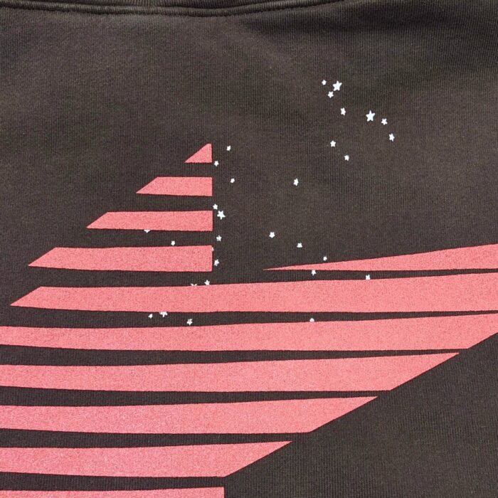 Maglietta nera con strisce rosa e stelle cosmiche, stile moderno e cosmico.
