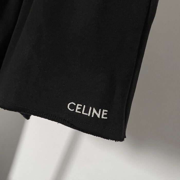 Dettaglio tessuto nero Celine con logo bianco minimalista e cuciture eleganti.