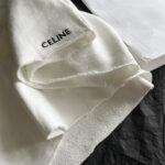 Tessuto Celine bianco con logo ricamato, stile elegante e di alta qualità.