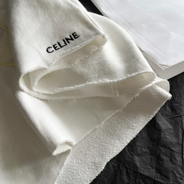 Tessuto Celine bianco con logo ricamato, stile elegante e di alta qualità.