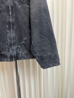 Giacca vintage in denim grigio sfumato con dettagli distress, stile casual e streetwear.
