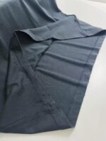 Tessuto grigio morbido e dettagli di sartoria su camicia minimalista e versatile.