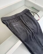 Pantaloni jogger grigi con logo NASA, tasca posteriore e dettaglio elasticizzato, stile sportivo e casual.