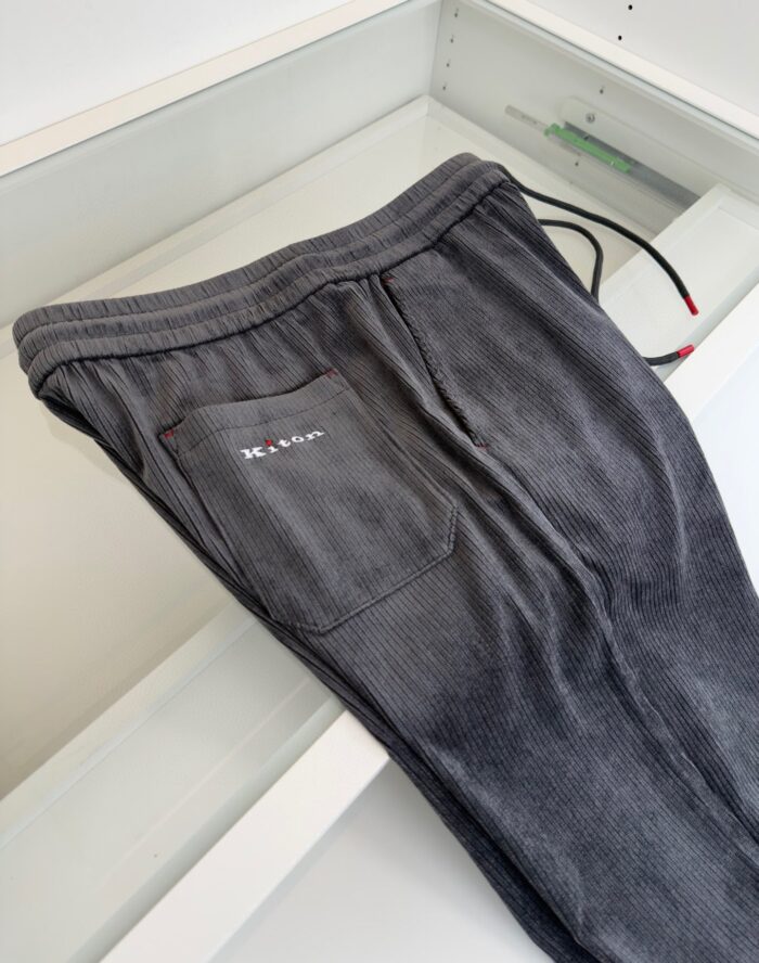 Pantaloni jogger grigi con logo NASA, tasca posteriore e dettaglio elasticizzato, stile sportivo e casual.