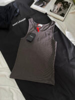 Canotta grigia ribbed Saint Laurent, stile casual elegante con accessori moda e libri di fashion.