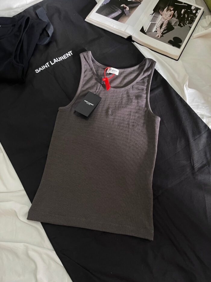 Canotta grigia ribbed Saint Laurent, stile casual elegante con accessori moda e libri di fashion.