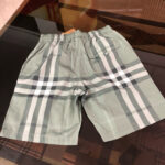 Pantaloncini verdi a quadri eleganti con vita elastica, perfetti per casual e relax.
