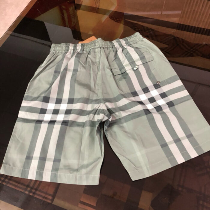 Pantaloncini verdi a quadri eleganti con vita elastica, perfetti per casual e relax.