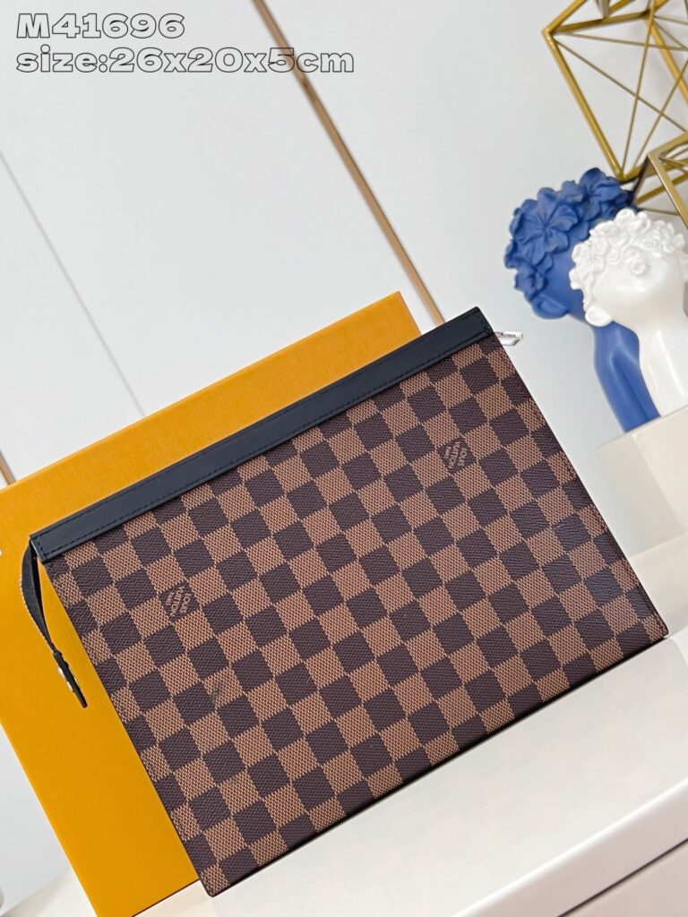 Borsa clutch elegante con motivo checkered, decorazioni artistiche e sfondo colorato.