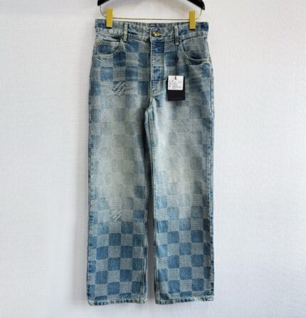Jeans denim blu checkered moderni, trendy e comodi per uno stile casual e dinamico.