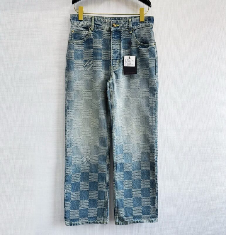 Jeans denim blu checkered moderni, trendy e comodi per uno stile casual e dinamico.