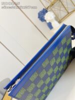 Borsa moderna checkerboard blu e verde, compatta ed elegante con tracolla e stile versatile.